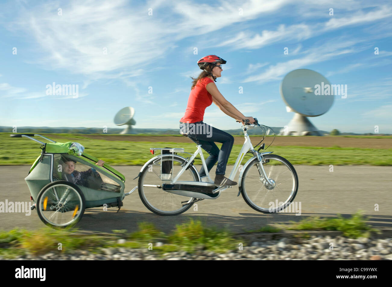 Bicycle trailer bike child fotografías e imágenes de alta resolución - Alamy