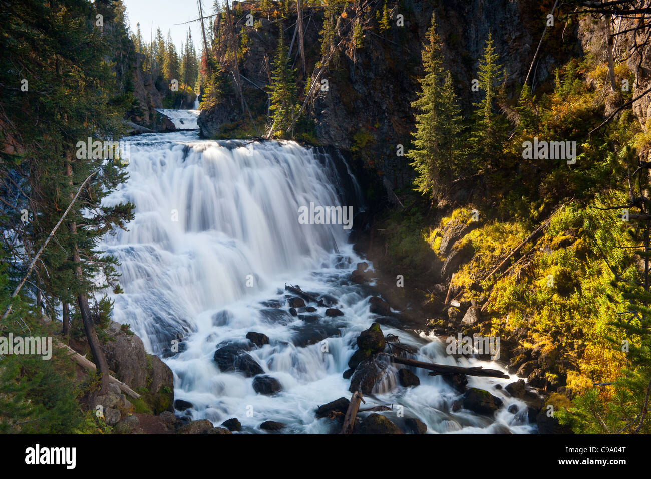 Kepler cascadas se encuentran en el río firehole en el parque nacional de Yellowstone. dejan más de 150 pies por encima de varios niveles, con la caída más alejado más de 50 pies de altura. Foto de stock