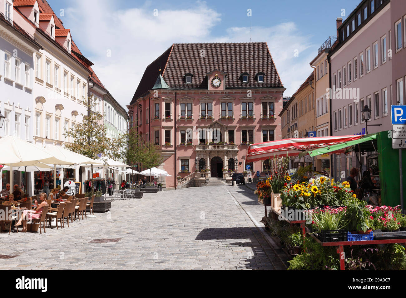Alemania, Baviera, suabia, Kaufbeuren, Vista del ayuntamiento de la ciudad con restaurante y tienda de flores Foto de stock