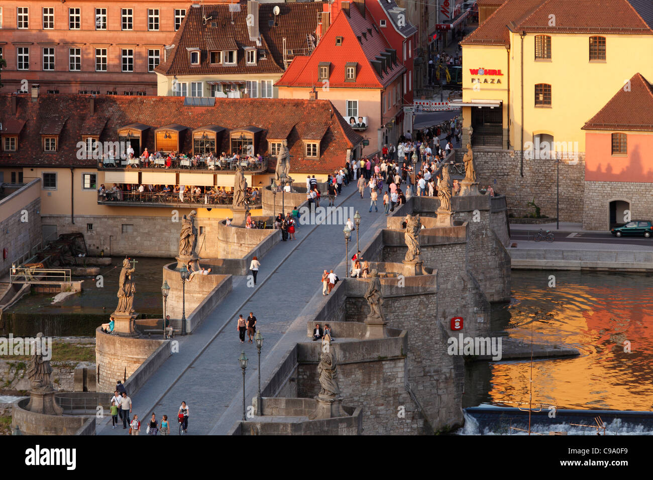 Alemania, Baviera, Franconia, Wuerzburg, Vista del viejo puente del río Foto de stock