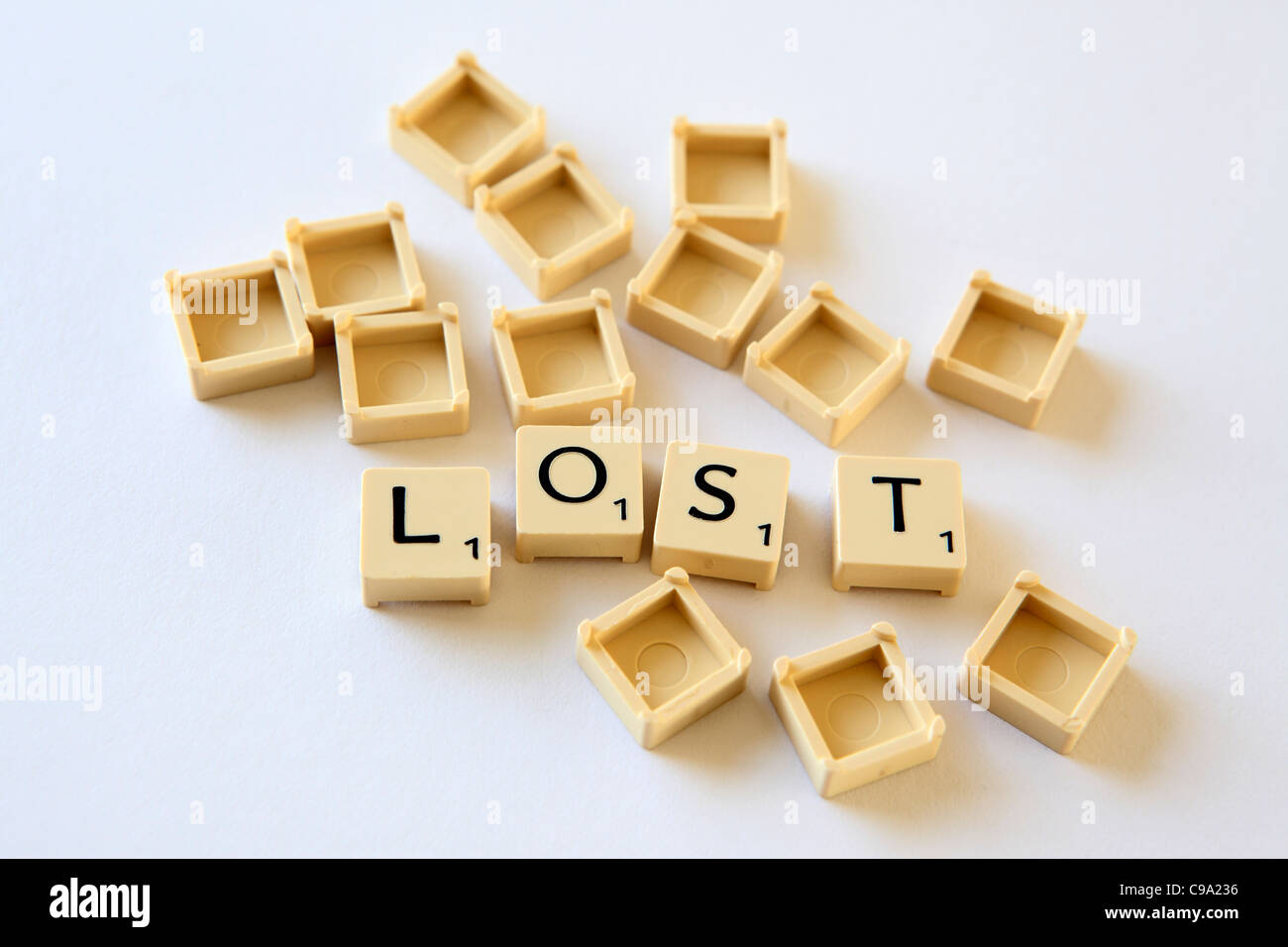 Scrabble azulejos / plazas deletrear 'perdidos', fondo blanco studio fotografía Foto de stock