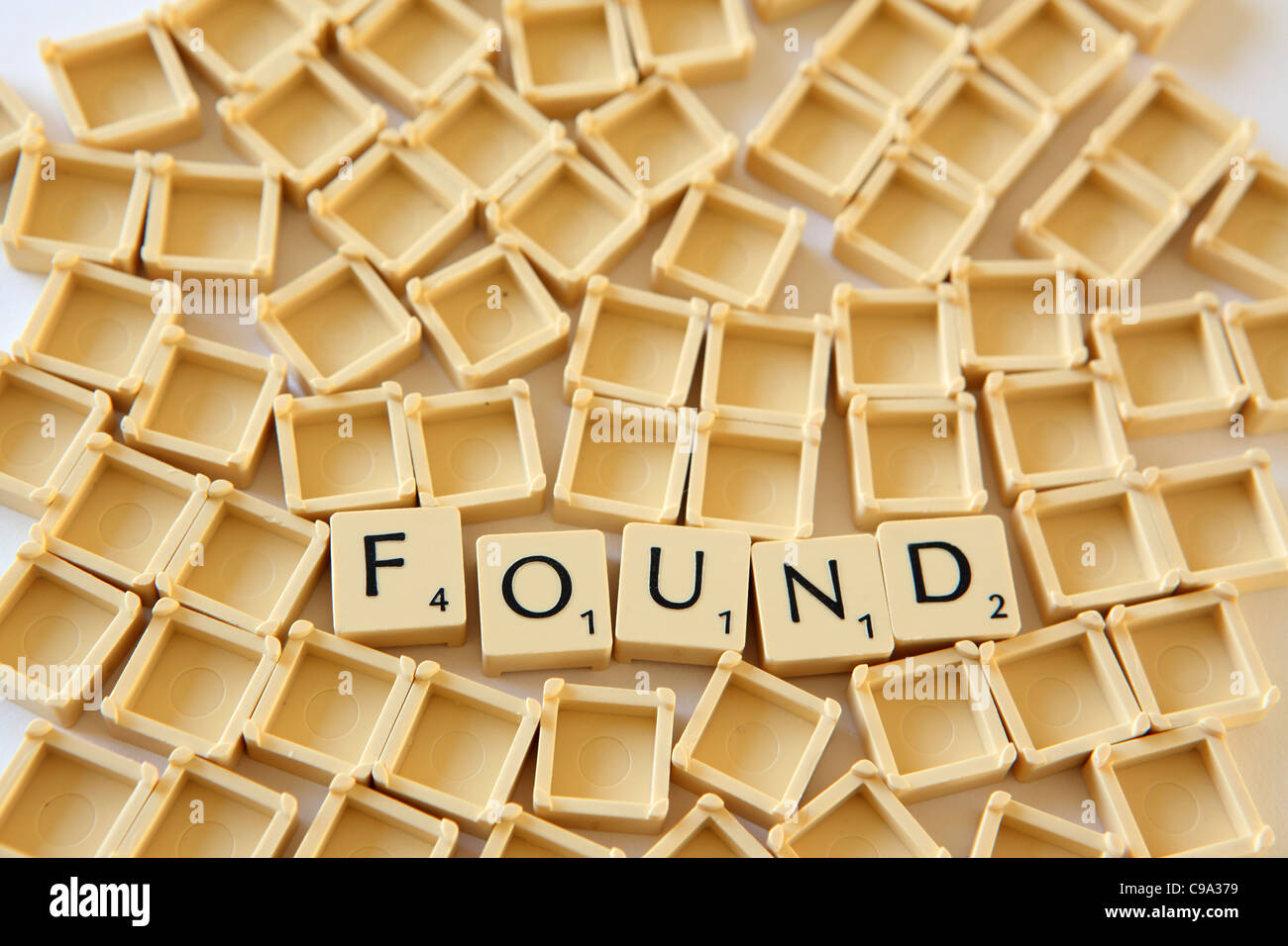 Scrabble azulejos / plazas escrito 'encontrado' , fondo blanco studio fotografía Foto de stock