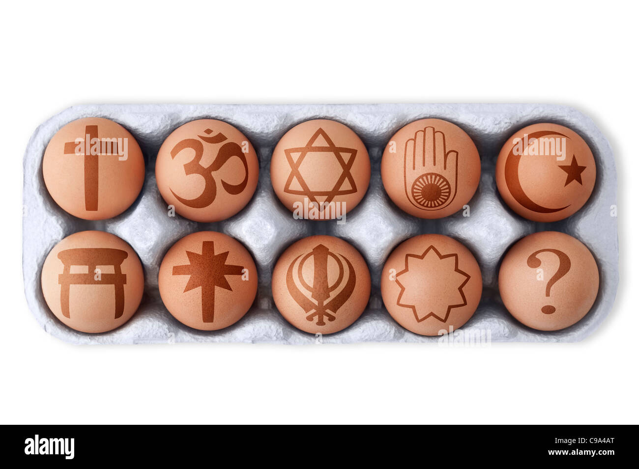 Huevos en caja con distintos símbolos de religiones mundiales impreso en nueve y uno con un signo de interrogación. Fondo blanco, cuarteado Foto de stock