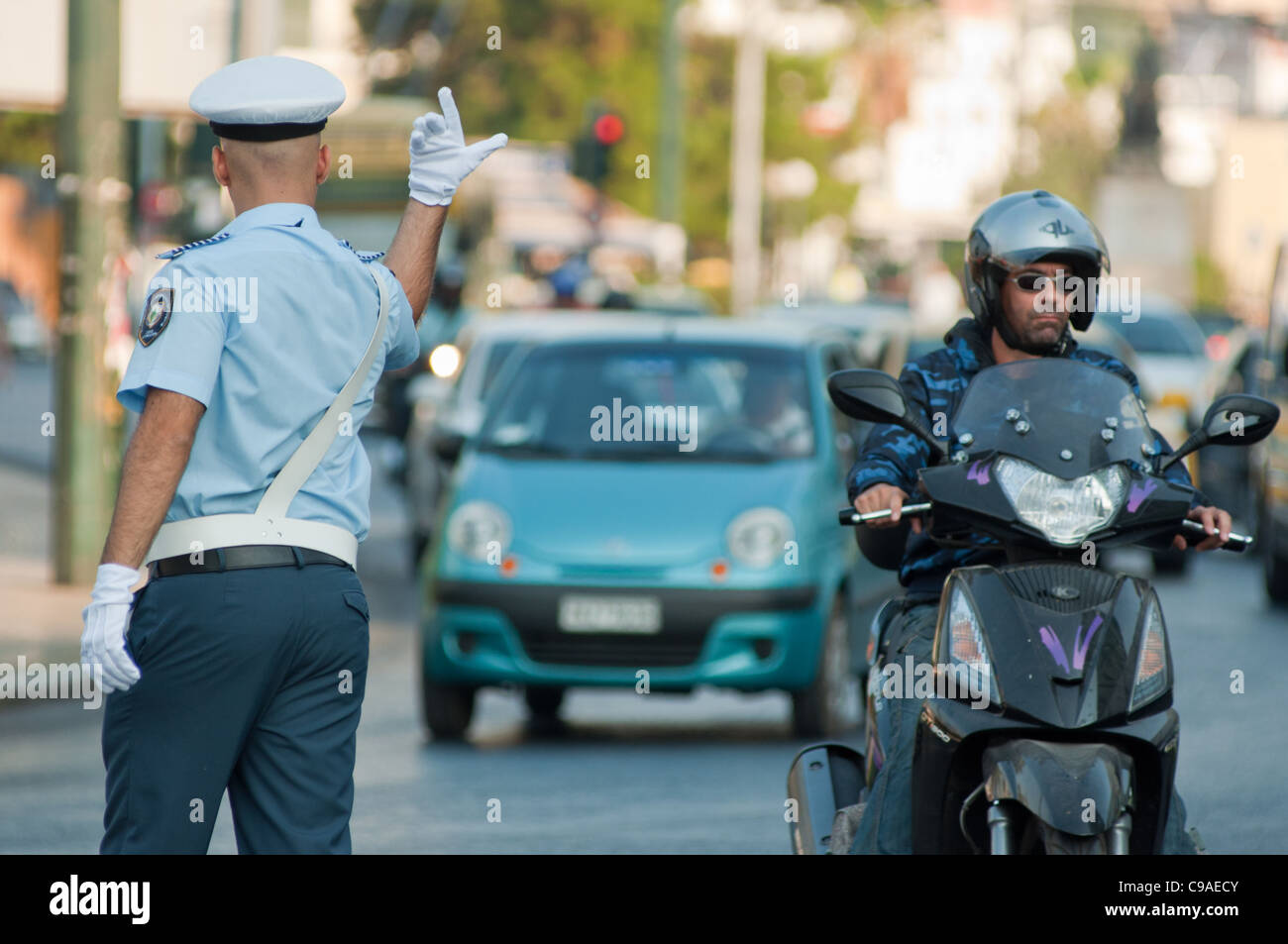 Guardia de tráfico en el Pireo, Atenas, Grecia. 2011. Foto de stock