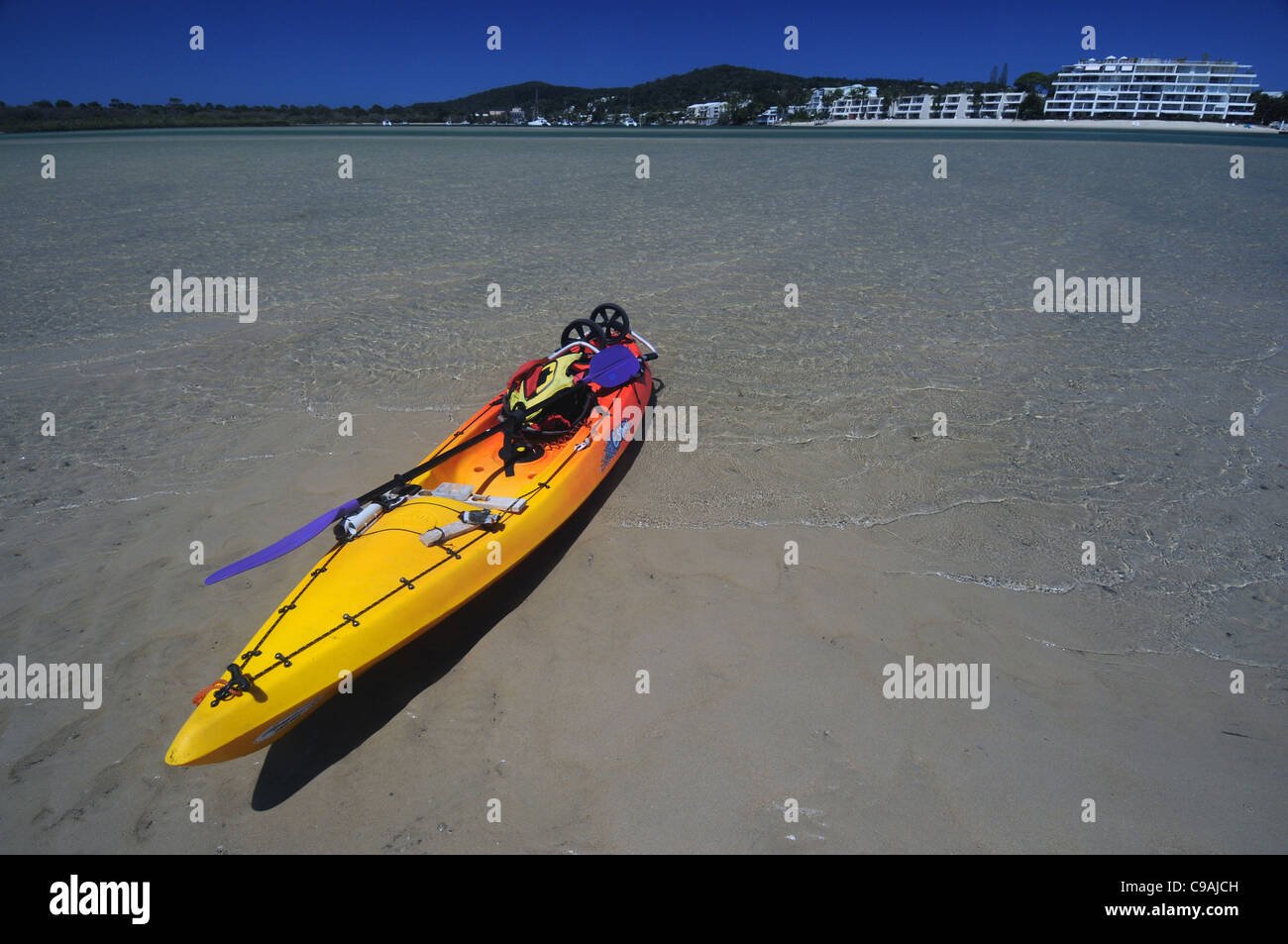 Kayak en la arena, en el estuario del río Noosa, Sunshine Coast, Queensland, Australia. No hay PR Foto de stock