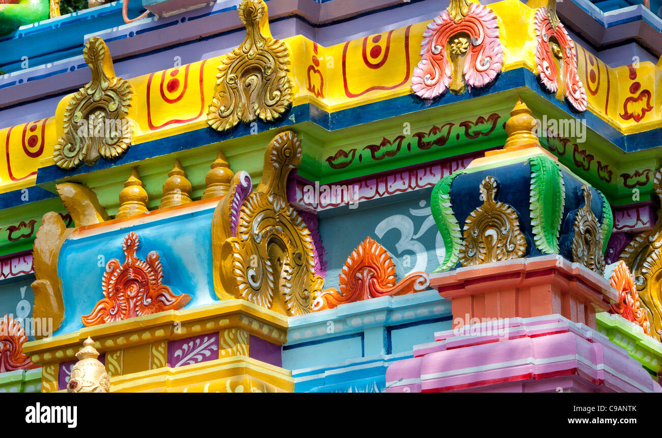 Colorido Hanuman templo hindú. En Andhra Pradesh, India Foto de stock