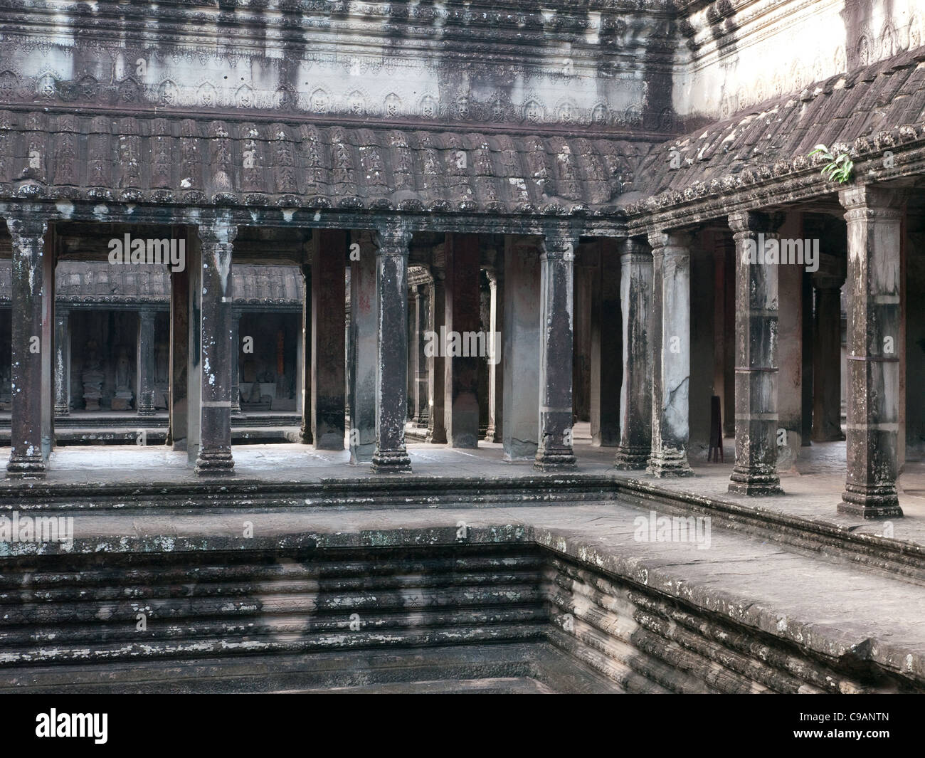 Las habitaciones en el segundo nivel de Angkor Wat en Siem Reap, Camboya. Foto de stock