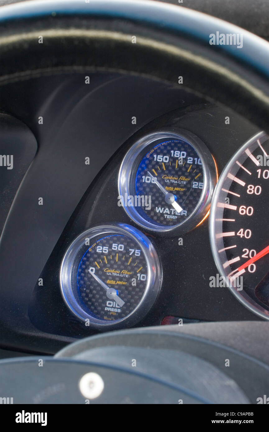 La temperatura del agua y los manómetros de presión de aceite en la cabina de un coche modificado Foto de stock