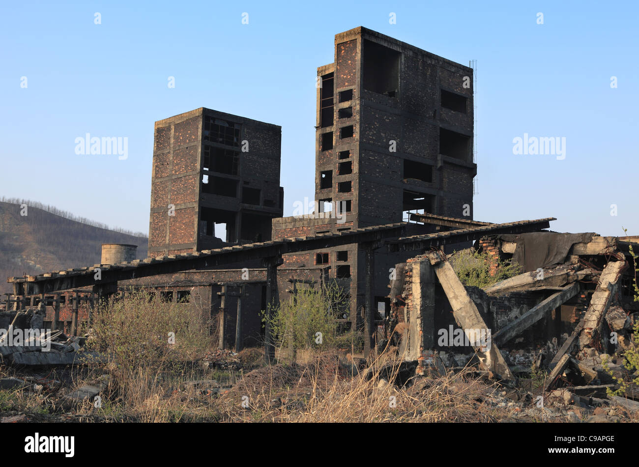 Ruinas de un emplazamiento industrial muy fuertemente contaminado en Copsa Mica, Rumania. Foto de stock