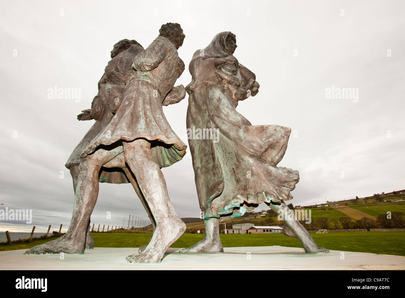 Los emigrantes estatua conmemora el vuelo de los montañeses durante el Highland holguras, Helmsdale,Escocia Foto de stock