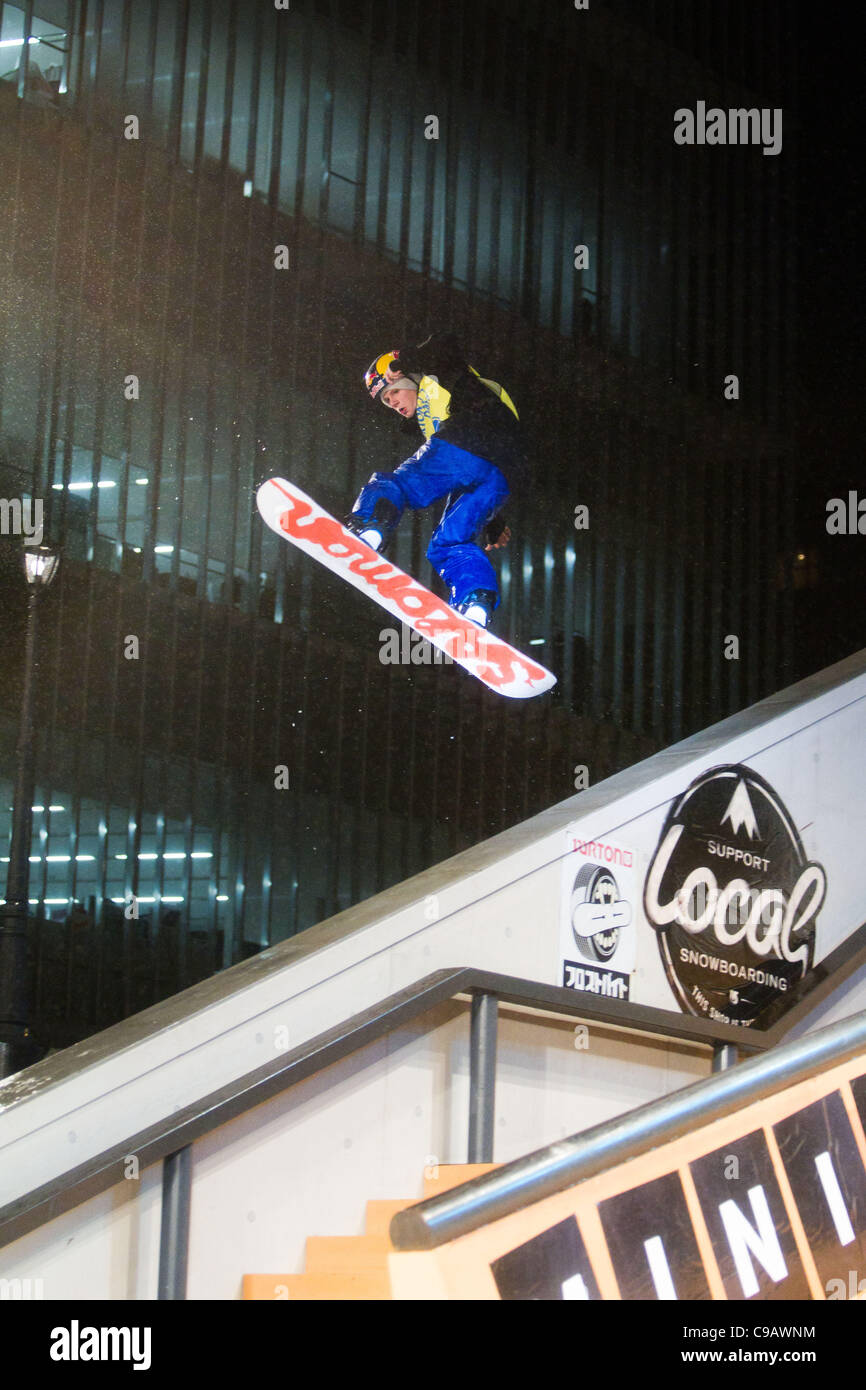 El 19 de noviembre de 2011, Tokio, Japón - El Snowboarder Jamie Nicholls.(GBR) salta en el aire durante los días rampa 'Burton' presentado por mini snowboard evento en Roppongi Hills Arena. (Foto por Christopher Jue/AFLO) Foto de stock