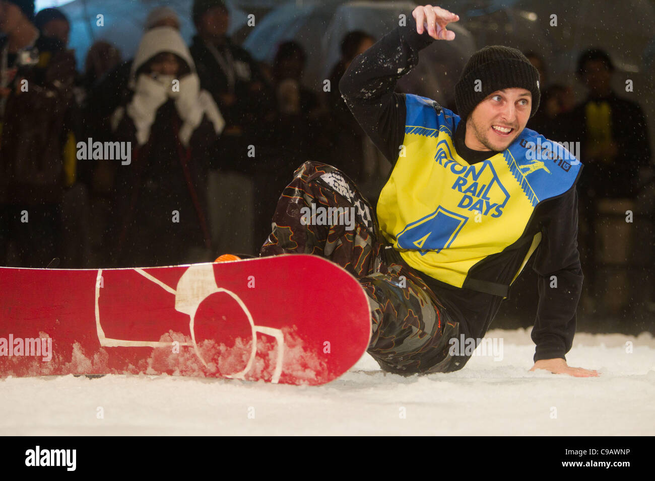 El 19 de noviembre de 2011, Tokio, Japón - El Snowboarder Scott Stevens.(USA) reacciona a los fans durante los días rampa 'Burton' presentado por mini snowboard evento en Roppongi Hills Arena. (Foto por Christopher Jue/AFLO) Foto de stock