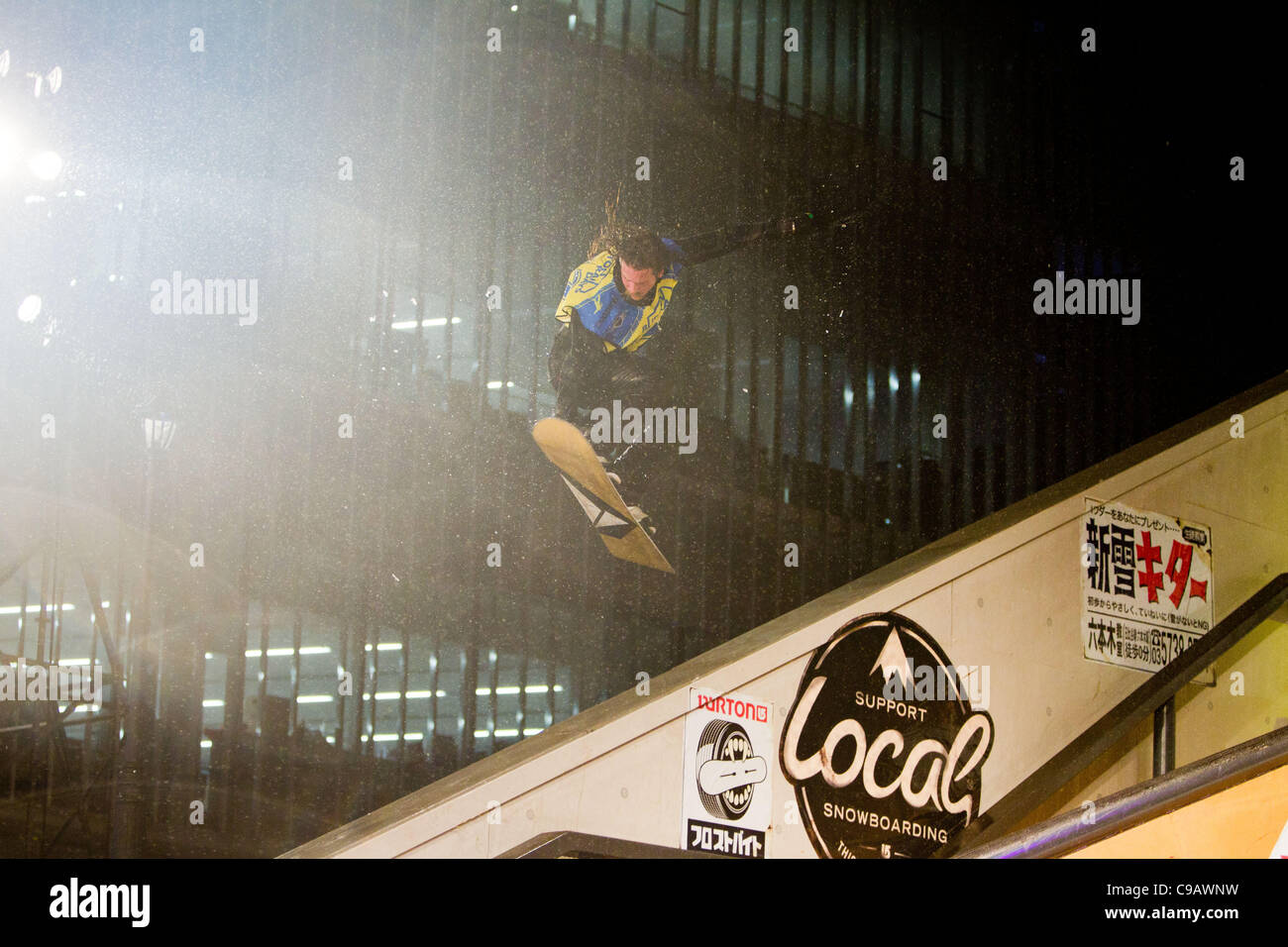 El 19 de noviembre de 2011, Tokio, Japón - El Snowboarder Zac Marben.(USA) salta en el aire durante los días rampa 'Burton' presentado por mini snowboard evento en Roppongi Hills Arena. (Foto por Christopher Jue/AFLO) Foto de stock