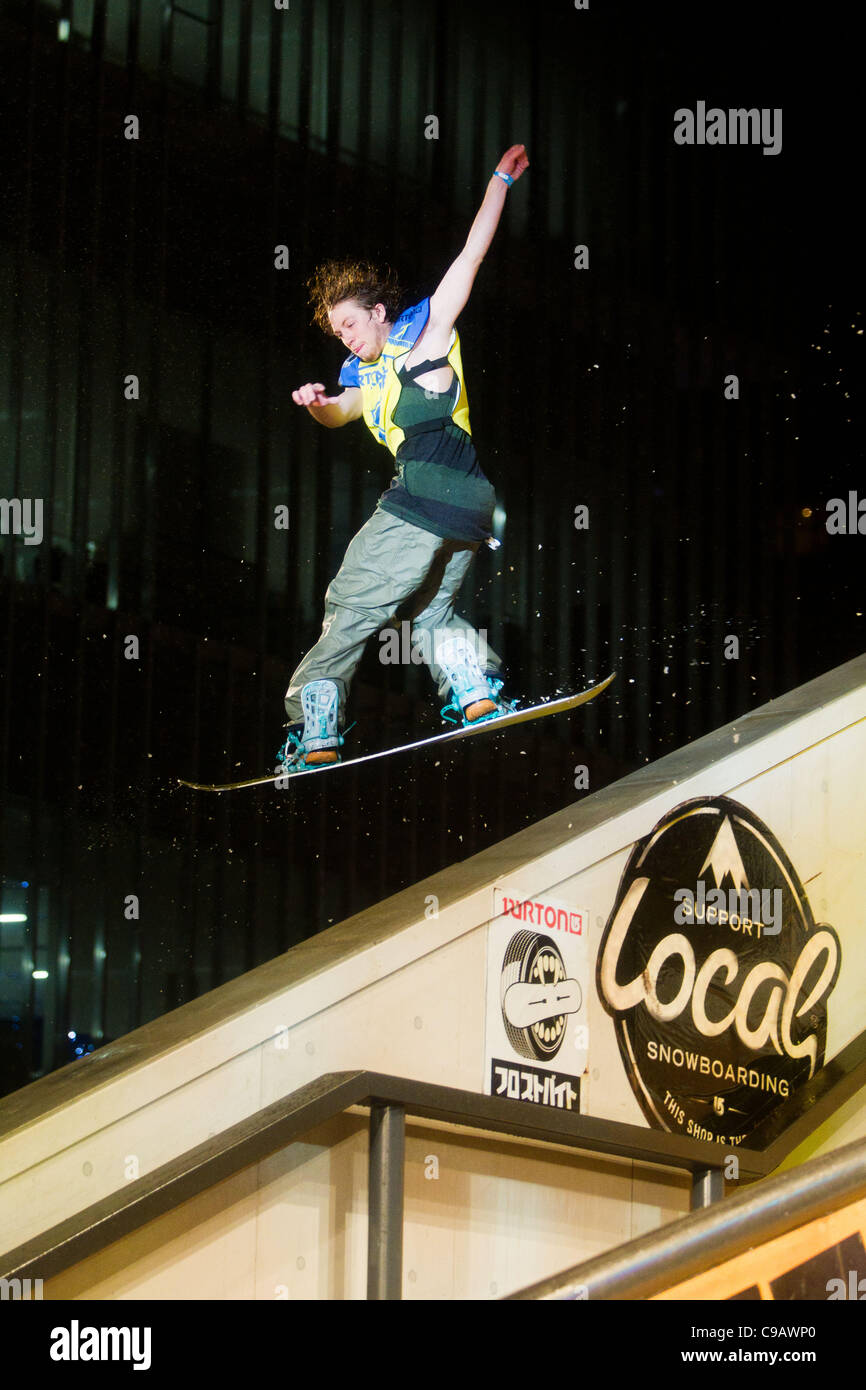 El 19 de noviembre de 2011, Tokio, Japón - El Snowboarder Wojtek Pawlusiak.(POL) salta en el aire durante los días rampa 'Burton' presentado por mini snowboard evento en Roppongi Hills Arena. (Foto por: Christopher Jue/AFLO) Foto de stock