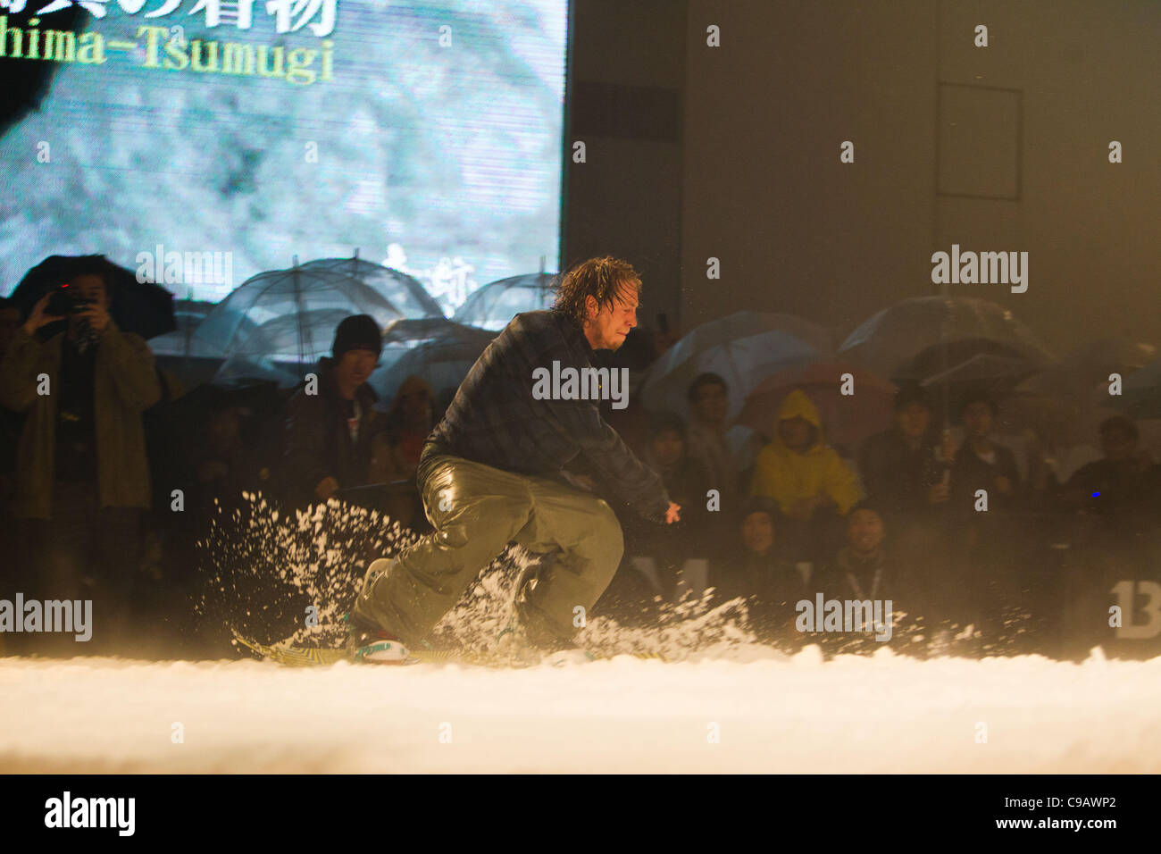 El 19 de noviembre de 2011, Tokio, Japón - El Snowboarder Wojtek Pawlusiak.(POL) tierras durante la rampa 'Burton' días presentado por mini snowboard evento en Roppongi Hills Arena. (Foto por: Christopher Jue/AFLO) Foto de stock
