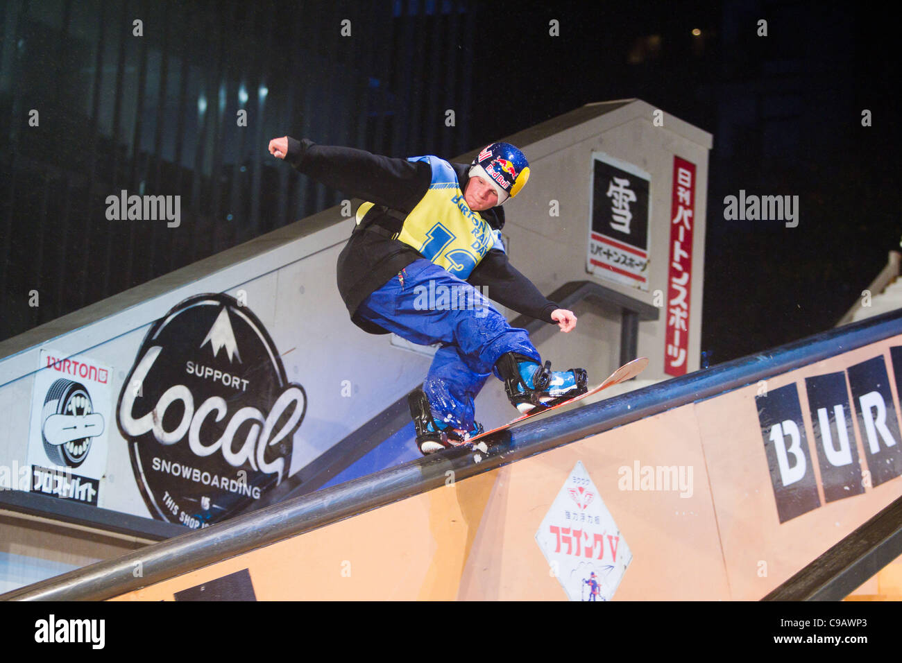 El 19 de noviembre de 2011, Tokio, Japón - El Snowboarder Jamie Nicholls.(GBR) riel se desliza hacia abajo por la cornisa durante la rampa 'Burton' días presentado por mini snowboard evento en Roppongi Hills Arena. (Foto por Christopher Jue/AFLO) Foto de stock