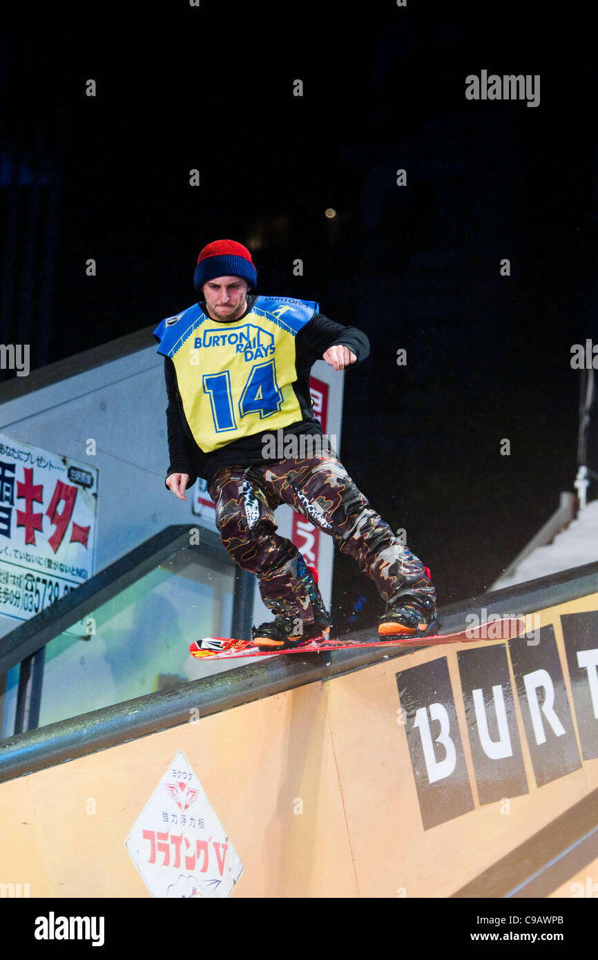 El 19 de noviembre de 2011, Tokio, Japón - El Snowboarder Scott Stevens.(USA) se desliza hacia abajo por la rampa cornisa durante la rampa 'Burton' días presentado por mini snowboard evento en Roppongi Hills Arena. (Foto por Christopher Jue/AFLO) Foto de stock