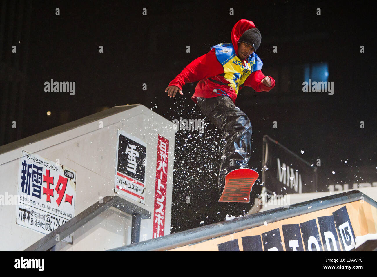 El 19 de noviembre de 2011, Tokio, Japón - El Snowboarder Stevie Bell.(USA) se desliza hacia abajo por la rampa cornisa durante la rampa 'Burton' días presentado por mini snowboard evento en Roppongi Hills Arena. (Foto por Christopher Jue/AFLO) Foto de stock