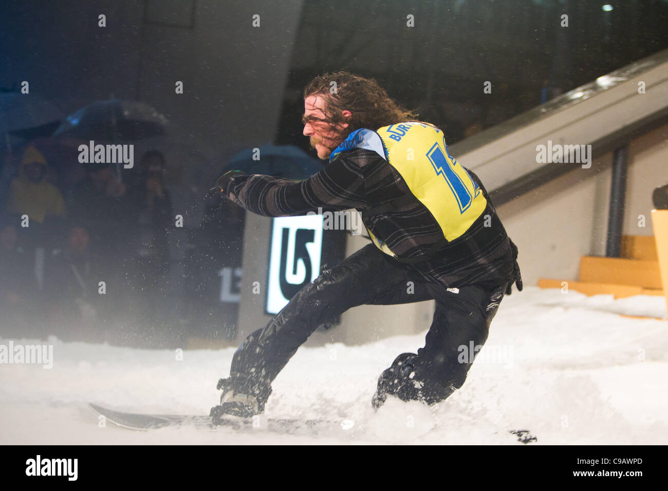 El 19 de noviembre de 2011, Tokio, Japón - El Snowboarder Zac Marben (USA) tiene un aterrizaje inestable durante el 'Burton Rail días presentado por MINI' evento de snowboard en Roppongi Hills Arena. (Foto por Christopher Jue/AFLO) Foto de stock