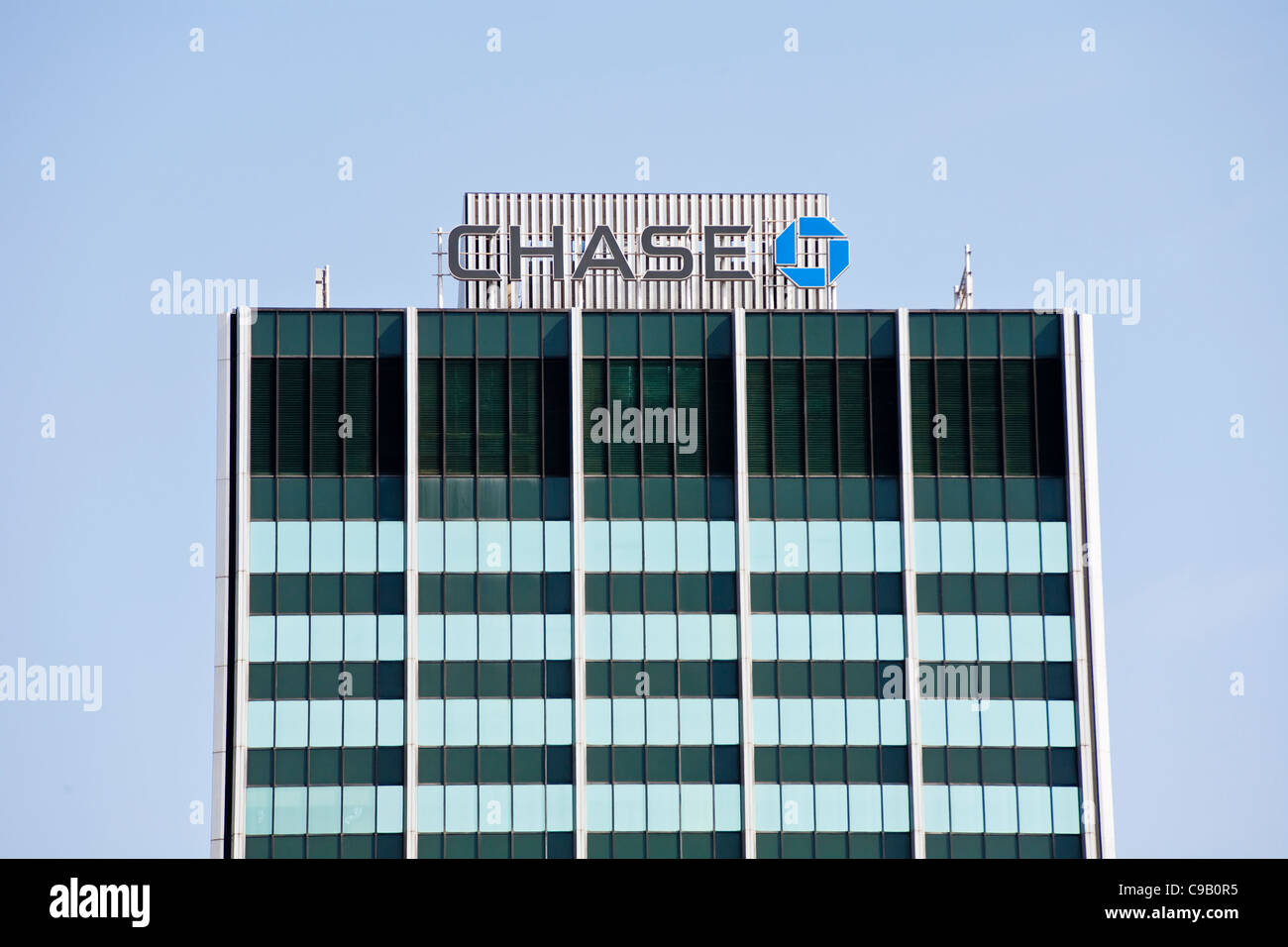 La parte superior del centro de Columbus torre alta con Chase Bank logo
