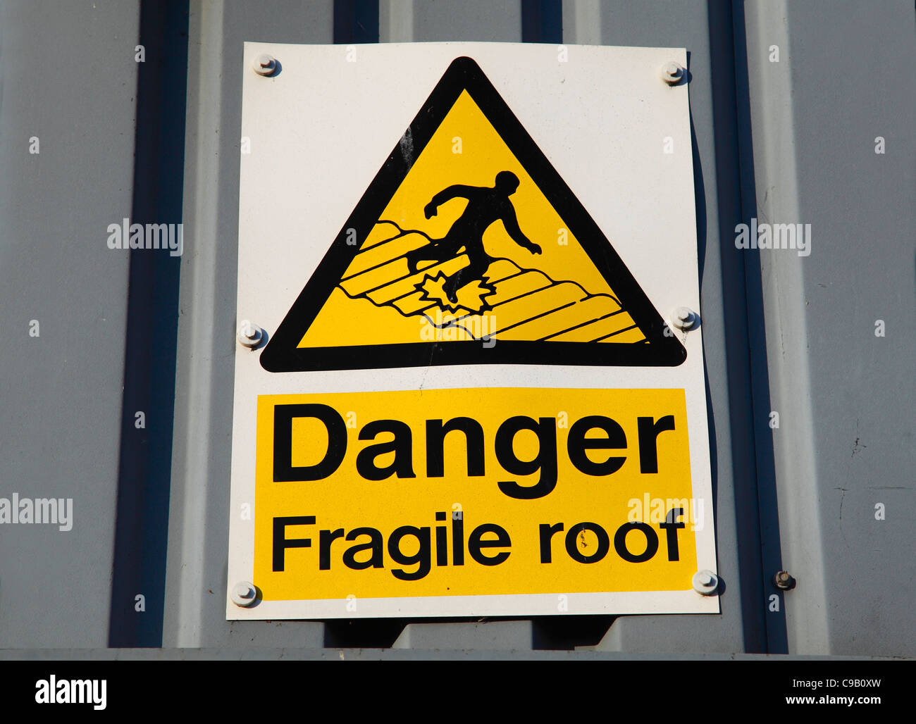 Peligro: techo frágil signo de advertencia sobre la propiedad en el Reino Unido. Foto de stock