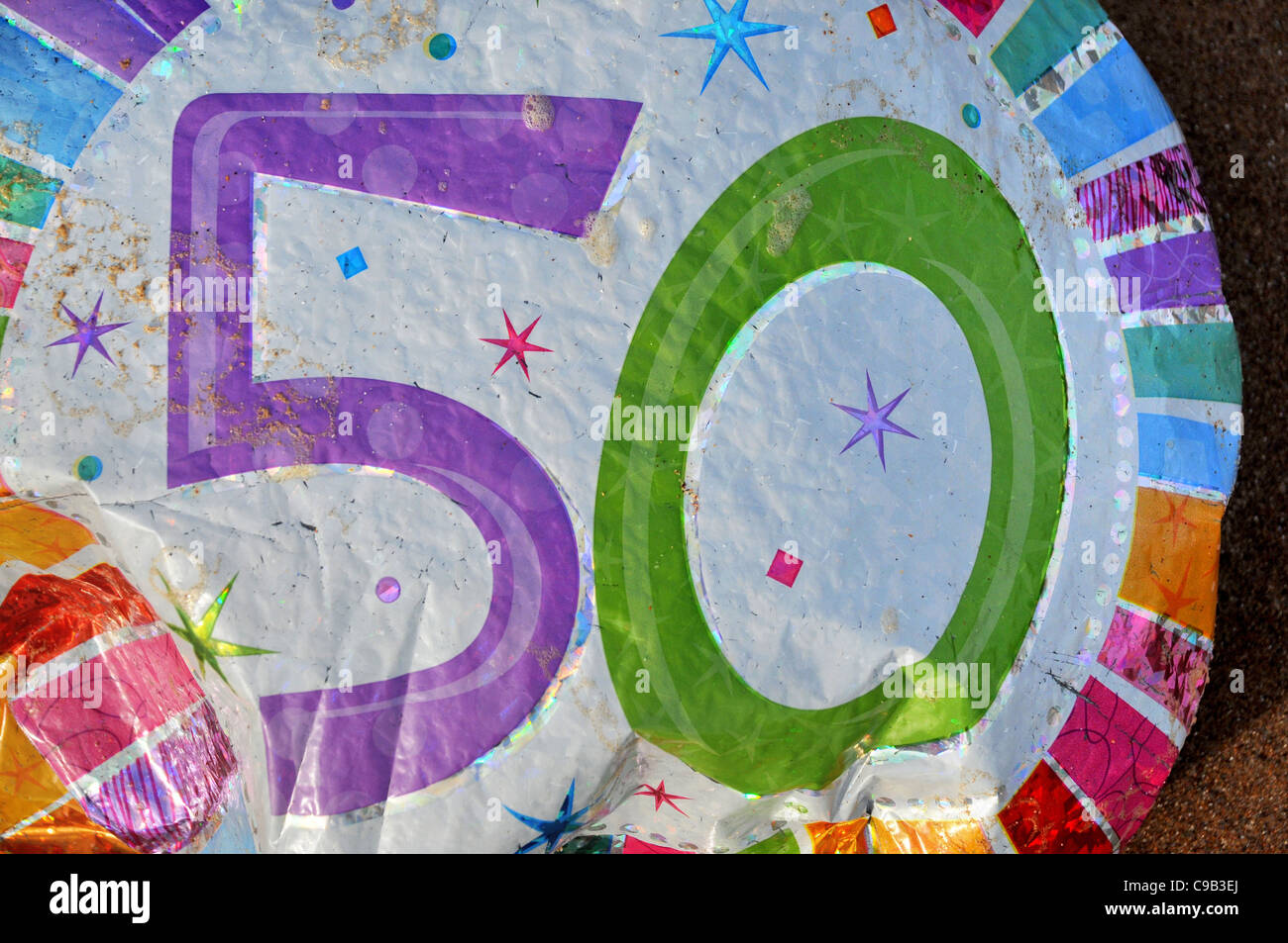 Un semi 50 Fiesta de cumpleaños globo desinflado. Foto de stock