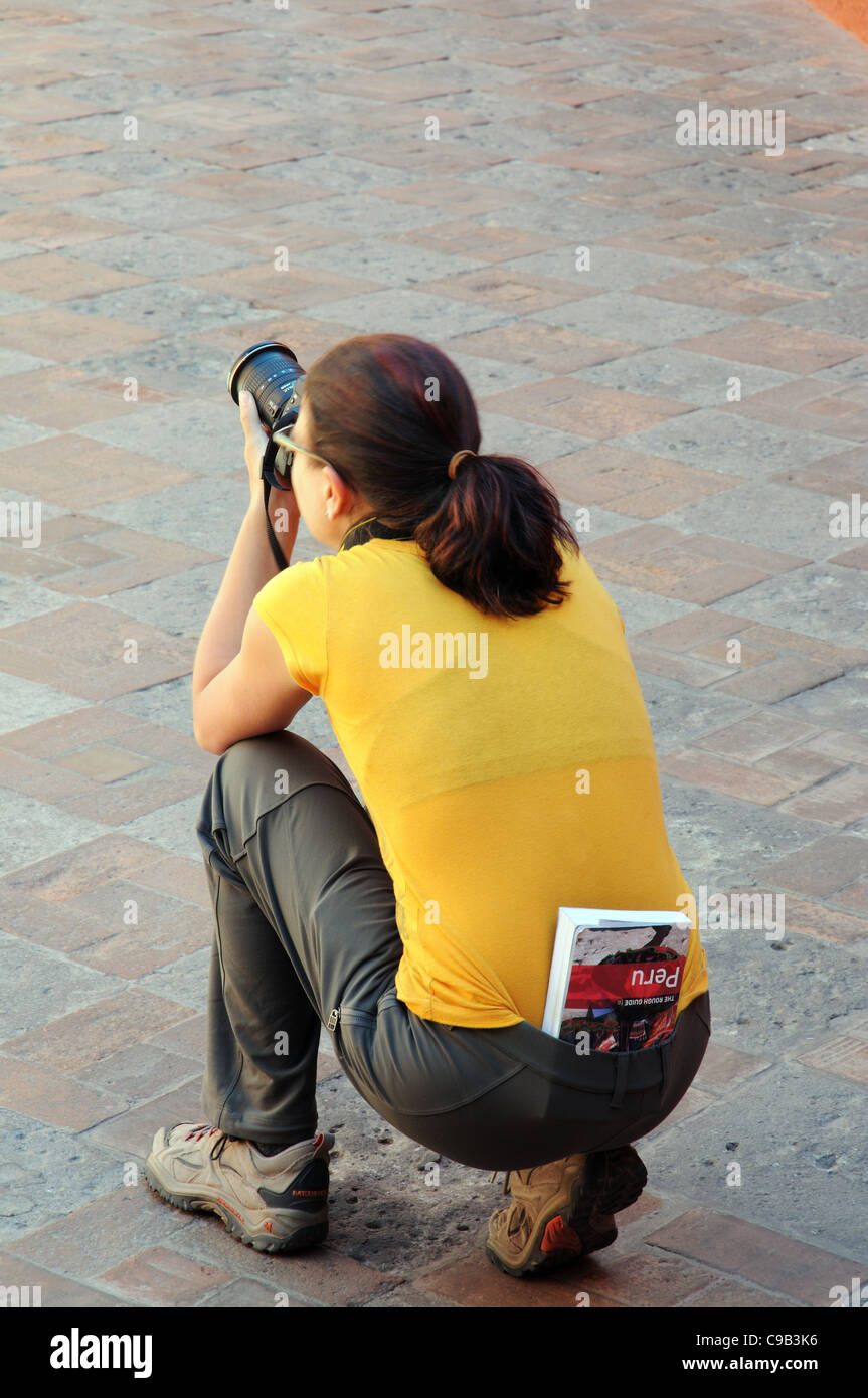 Un fotógrafo de viajes,disparo con una copia de la Rough Guide to Peru pegada hacia abajo sus pantalones Foto de stock