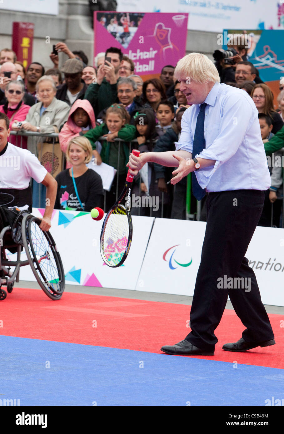Boris Johnson juega partido de tenis contra PM David Cameron en Trafalgar Square en día Paralímpico Internacional. Foto de stock
