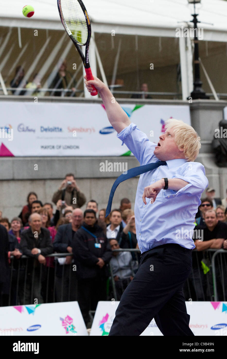 Boris Johnson juega partido de tenis contra PM David Cameron en Trafalgar Square en día Paralímpico Internacional. Foto de stock