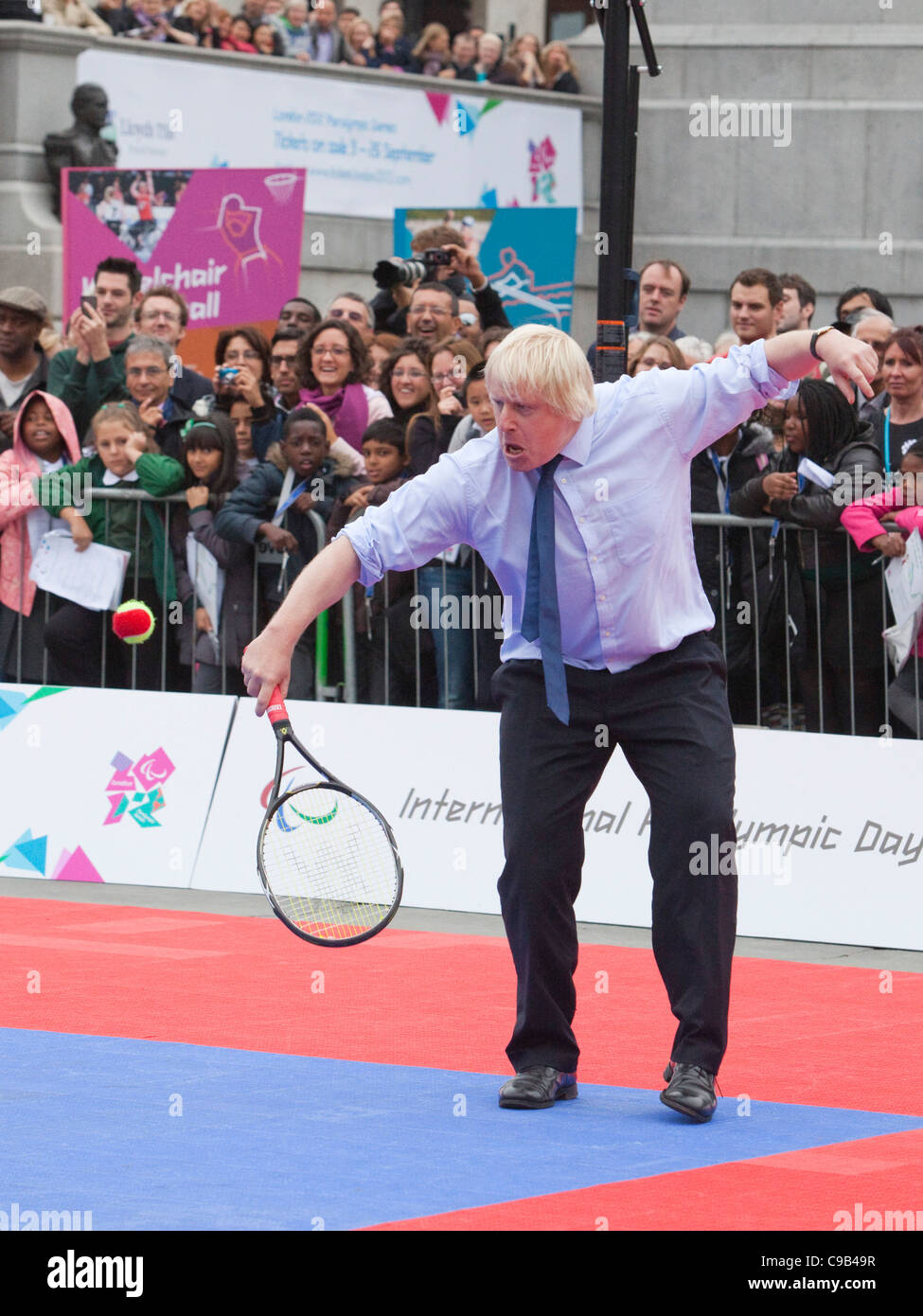 Boris Johnson juega partido de tenis contra PM David Cameron en Trafalgar Square en día Paralímpico Internacional. Foto de stock