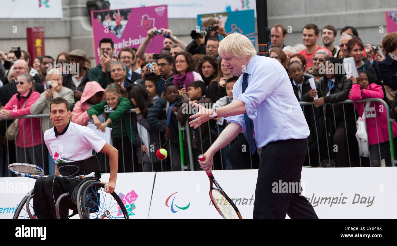 Boris Johnson juega partido de tenis contra PM David Cameron en Trafalgar Square en día Paralímpico Internacional. Foto de stock