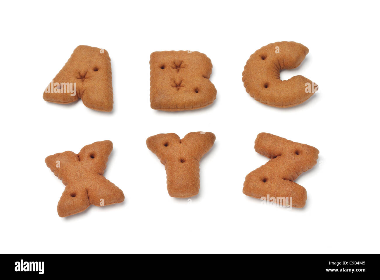 ABC XYZ alfabeto galletas de chocolate sobre fondo blanco. Foto de stock