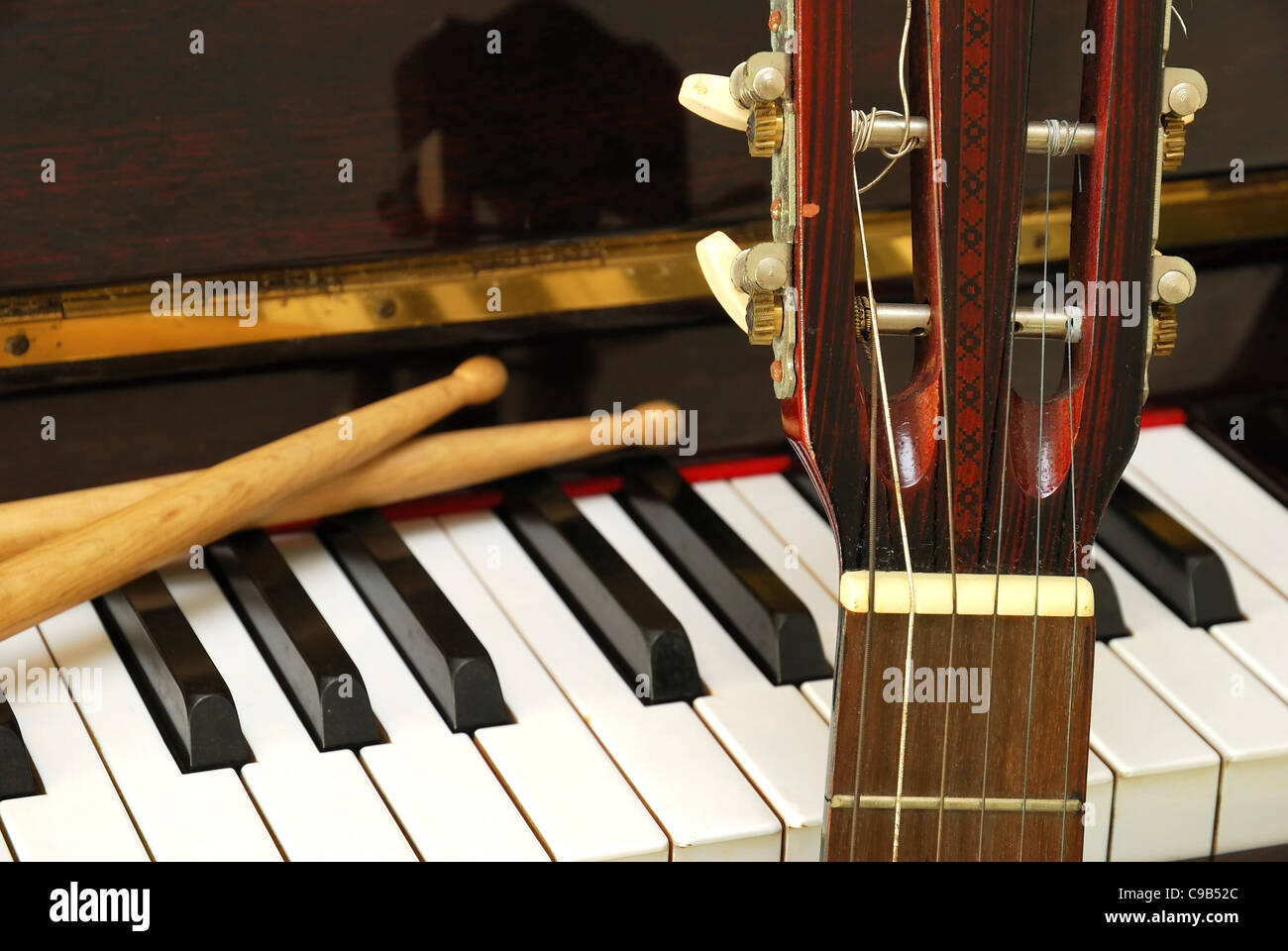 Palillos de batería, guitarra y piano. Para conceptos como la composición  musical y la creatividad Fotografía de stock - Alamy