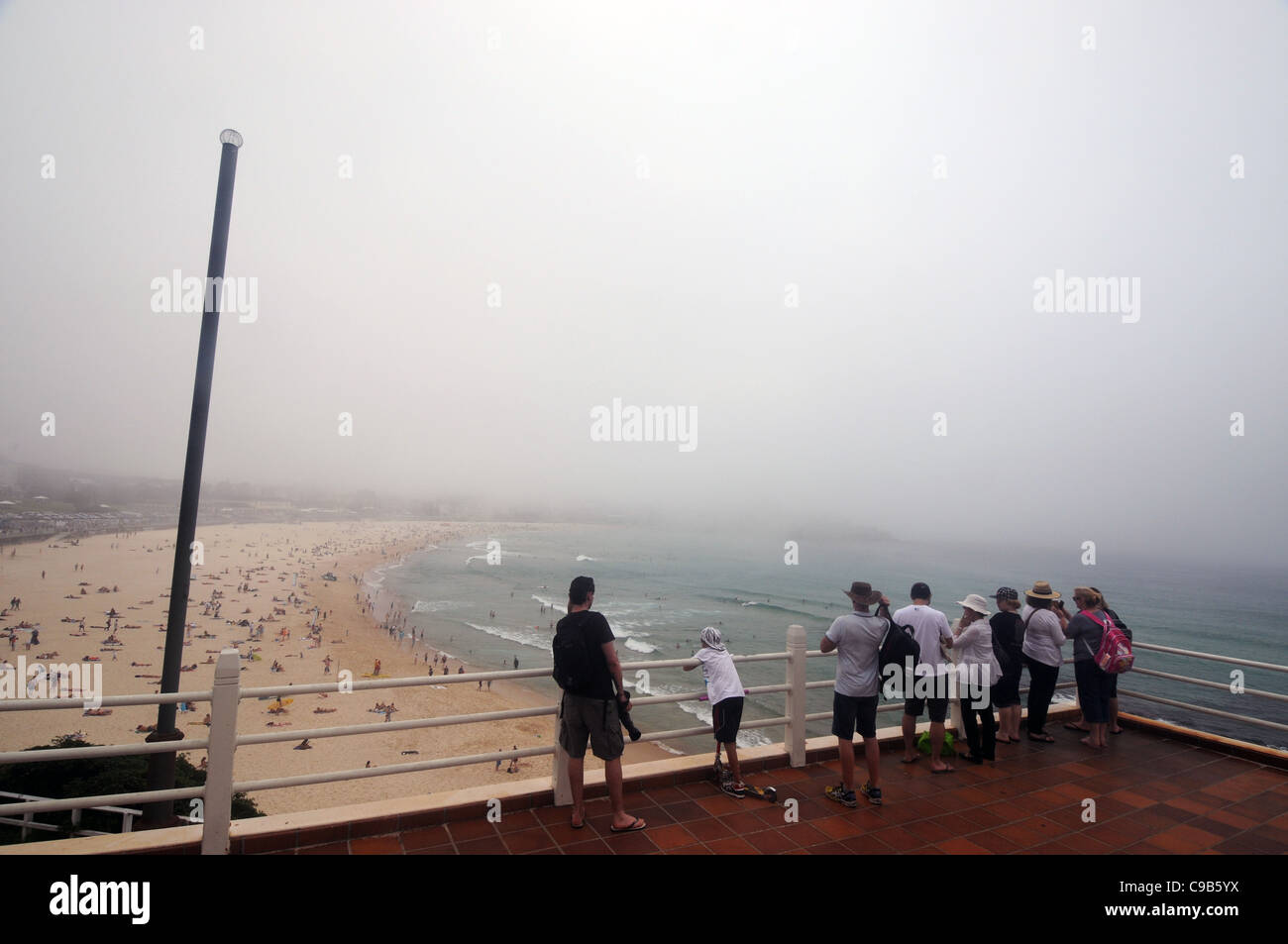 Ver más concurrido Bondi Beach como una inusual niebla mar rollos en Sydney, Australia. El 20 de noviembre de 2011. No, señor o PR Foto de stock
