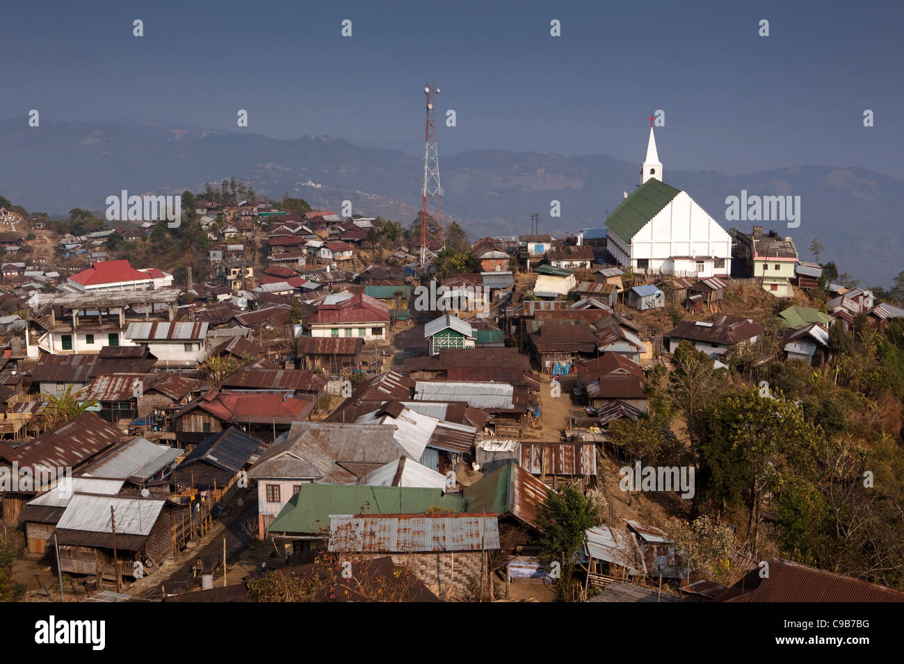 India, Nagaland, Longkhum, Iglesia cristiana ocupando posición destacada en la colina Foto de stock