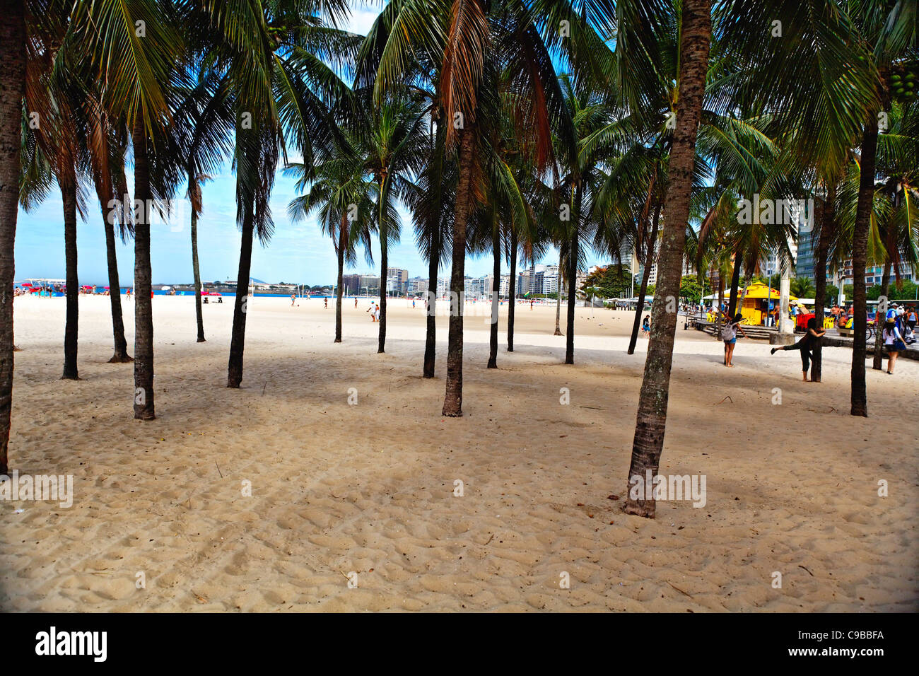 Las palmeras en la playa de Copacabana, Río de Janeiro, Brasil Foto de stock
