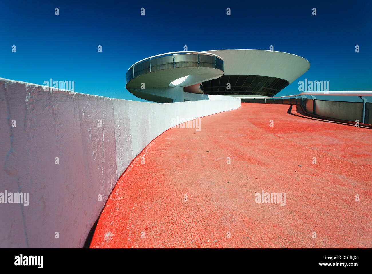 Ángulo de visión baja de un edificio moderno de forma circular, Museo de Arte Contemporáneo, Niteroi, Brasil Foto de stock