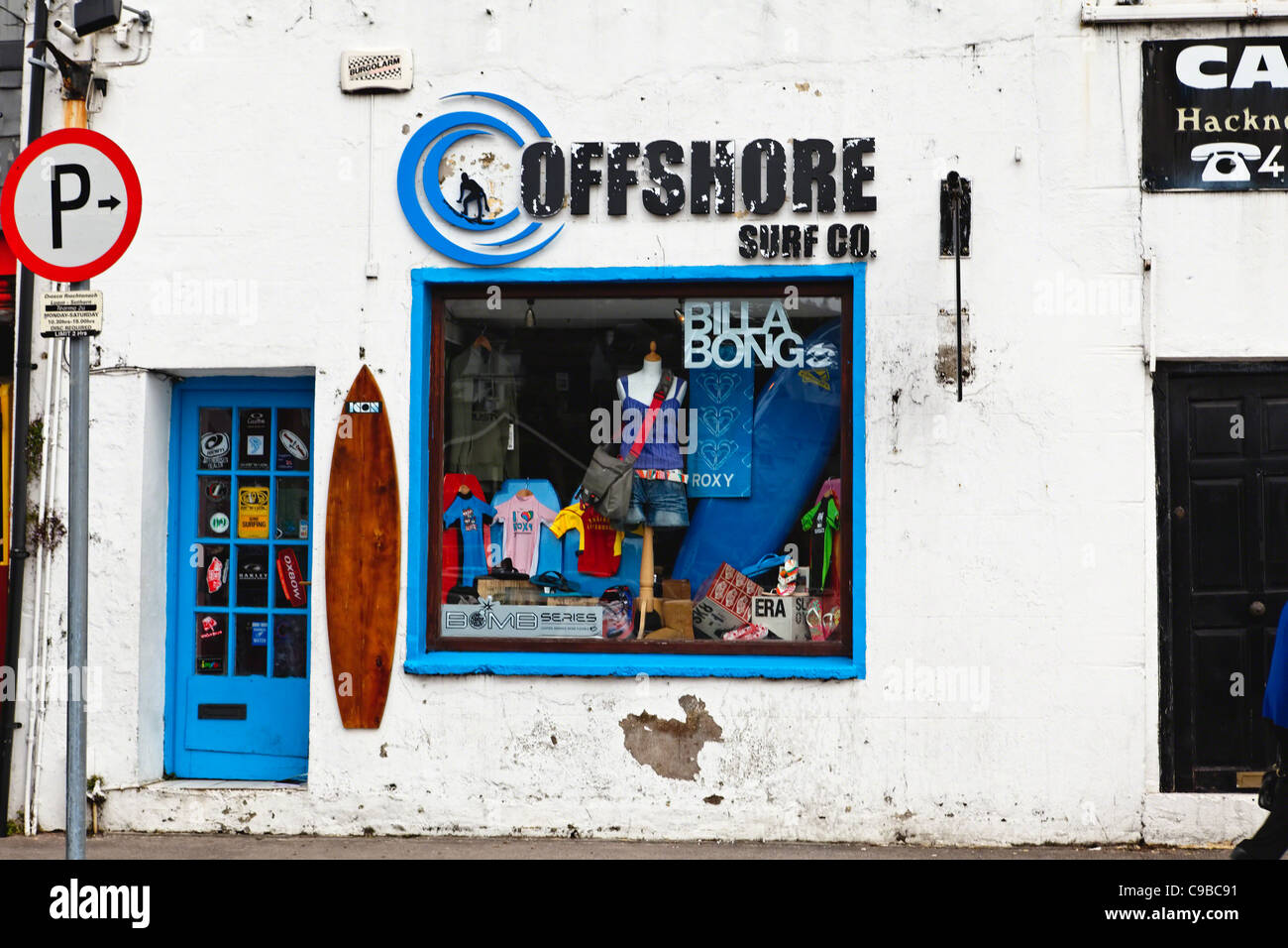 Vista frontal de una tienda de surf, Kinsale, Condado de Cork, República de Irlanda Foto de stock