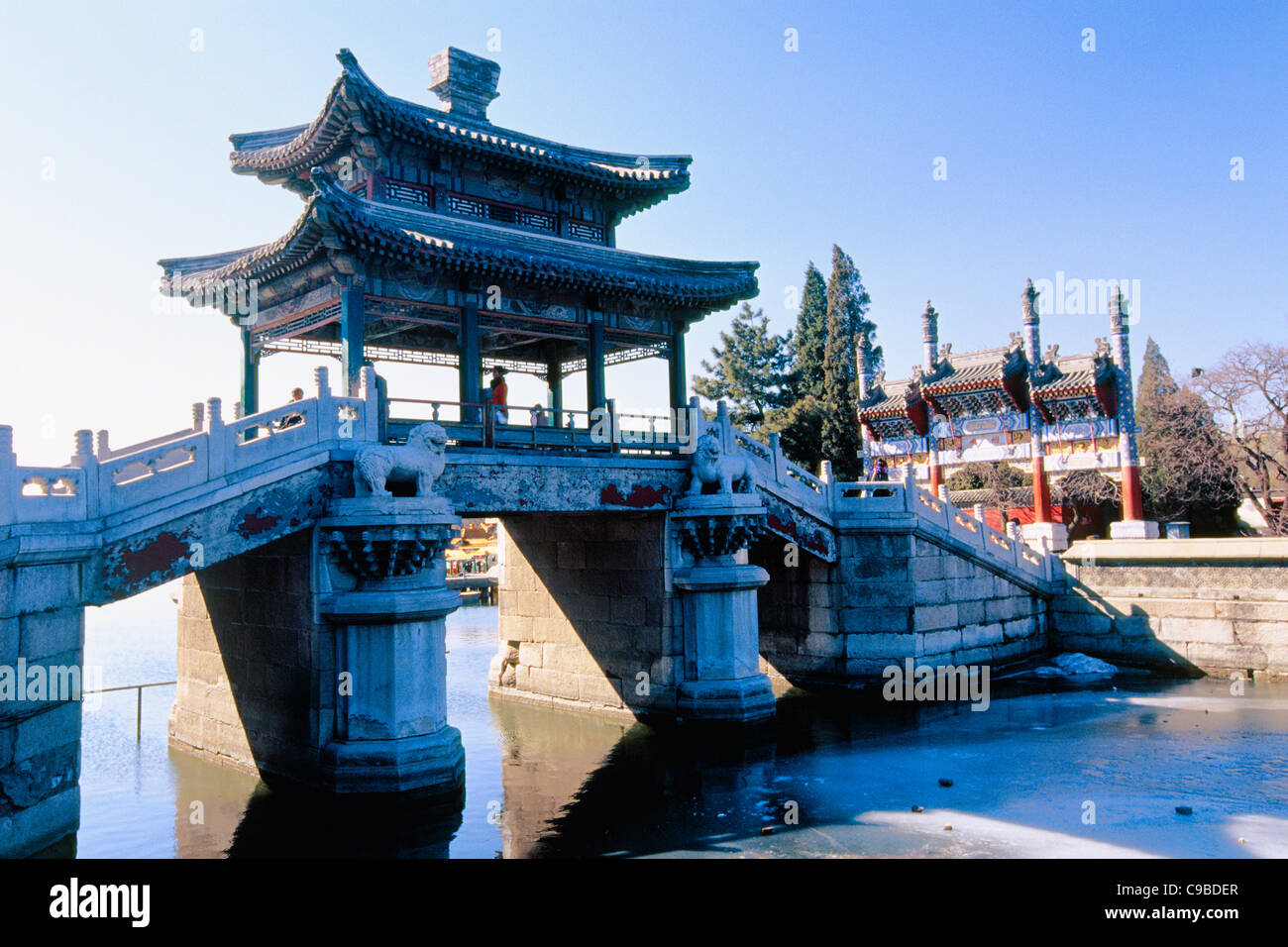 Puente en el Palacio de Verano, Beijing, China Foto de stock