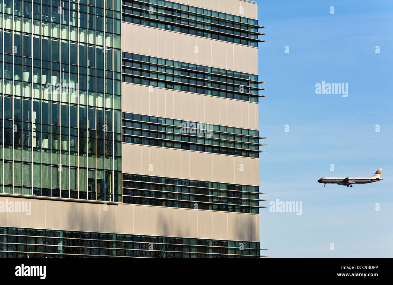 Edificio de oficinas cerca de el aeropuerto de Schiphol en Amsterdam, Holanda Septentrional, en los Países Bajos Foto de stock