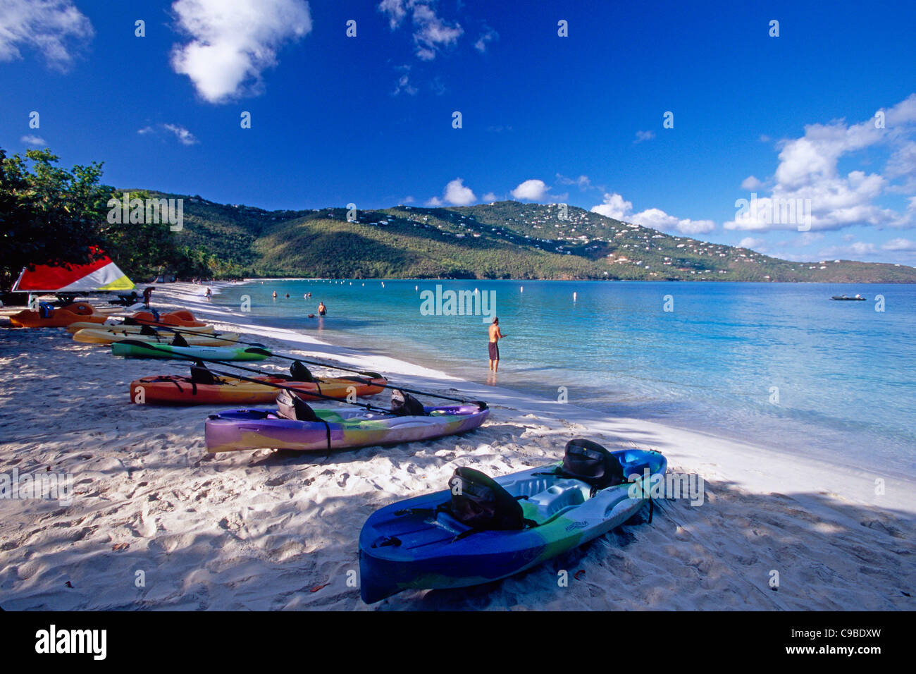 Kayaks en la playa, la bahía Magens, St Thomas, Islas Vírgenes de EE.UU. Foto de stock