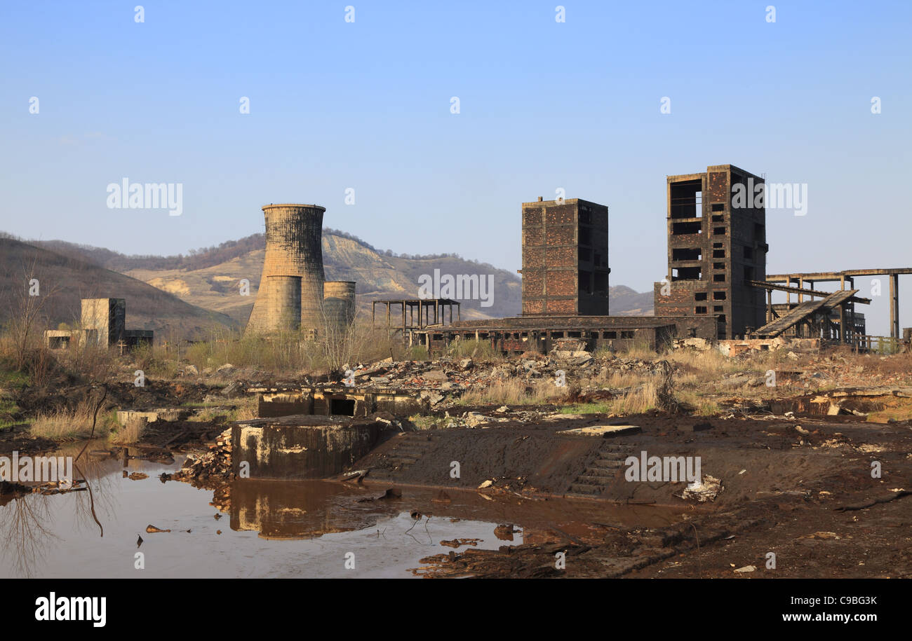 Ruinas de un emplazamiento industrial muy fuertemente contaminado en Copsa Mica,Rumania. Foto de stock