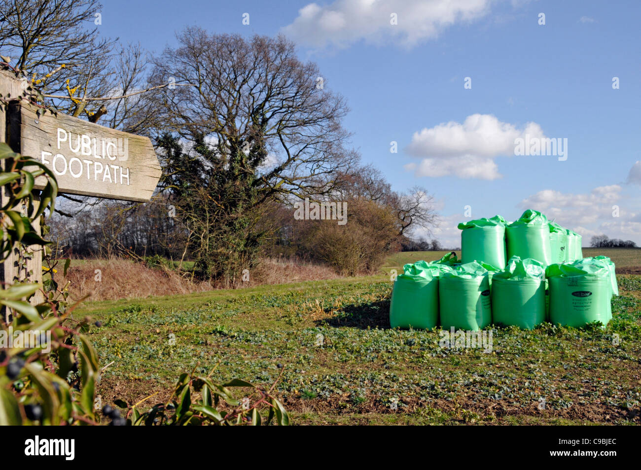 Camino de la campiña signo sacos de fertilizante Biosolids vía aguas residuales por Nutri Bio parte de Anglian Water pila de verde FIBC jumbo bolsa super saco Reino Unido Foto de stock