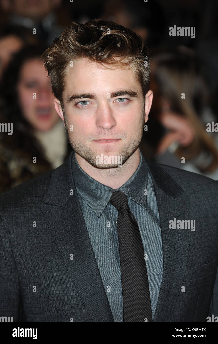 Actor Robert Pattinson en el Crepúsculo - Amanecer parte 1 Premiere en Londres Foto de stock