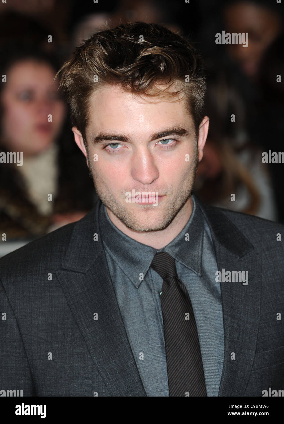 Actor Robert Pattinson en el Crepúsculo - Amanecer parte 1 Premiere en Londres Foto de stock