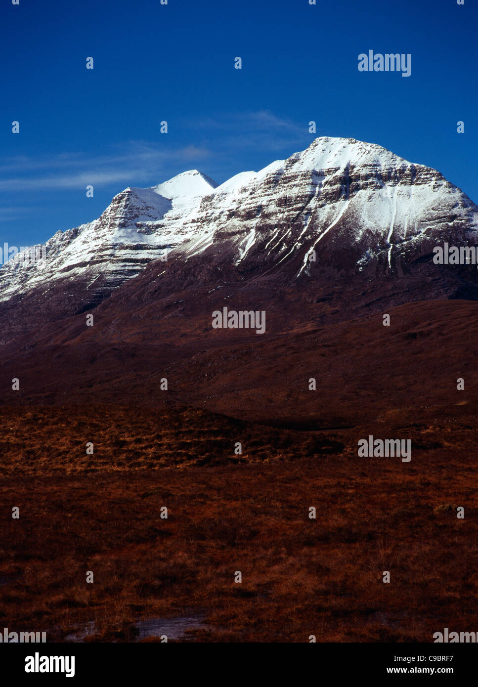 Escocia, el Altiplano de Torridon, vista desde el Glen Torridon hacia el sudeste frente a nevadas montañas Liathach. Foto de stock