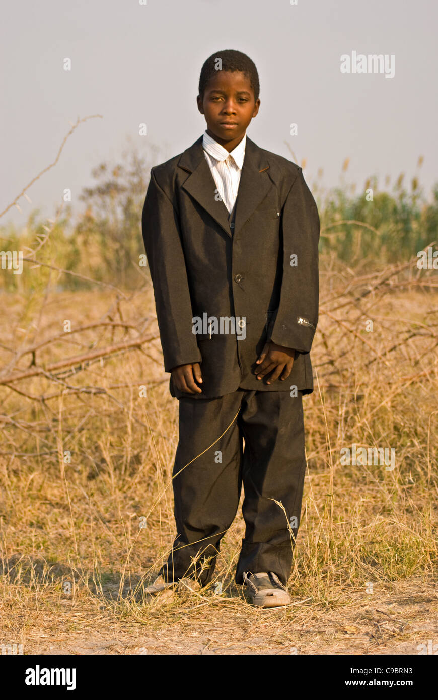 Un muchacho posa para una fotografía en la recolección de los Adventistas del Séptimo Día, cerca de Kongola, este de Caprivi, Namibia. Foto de stock