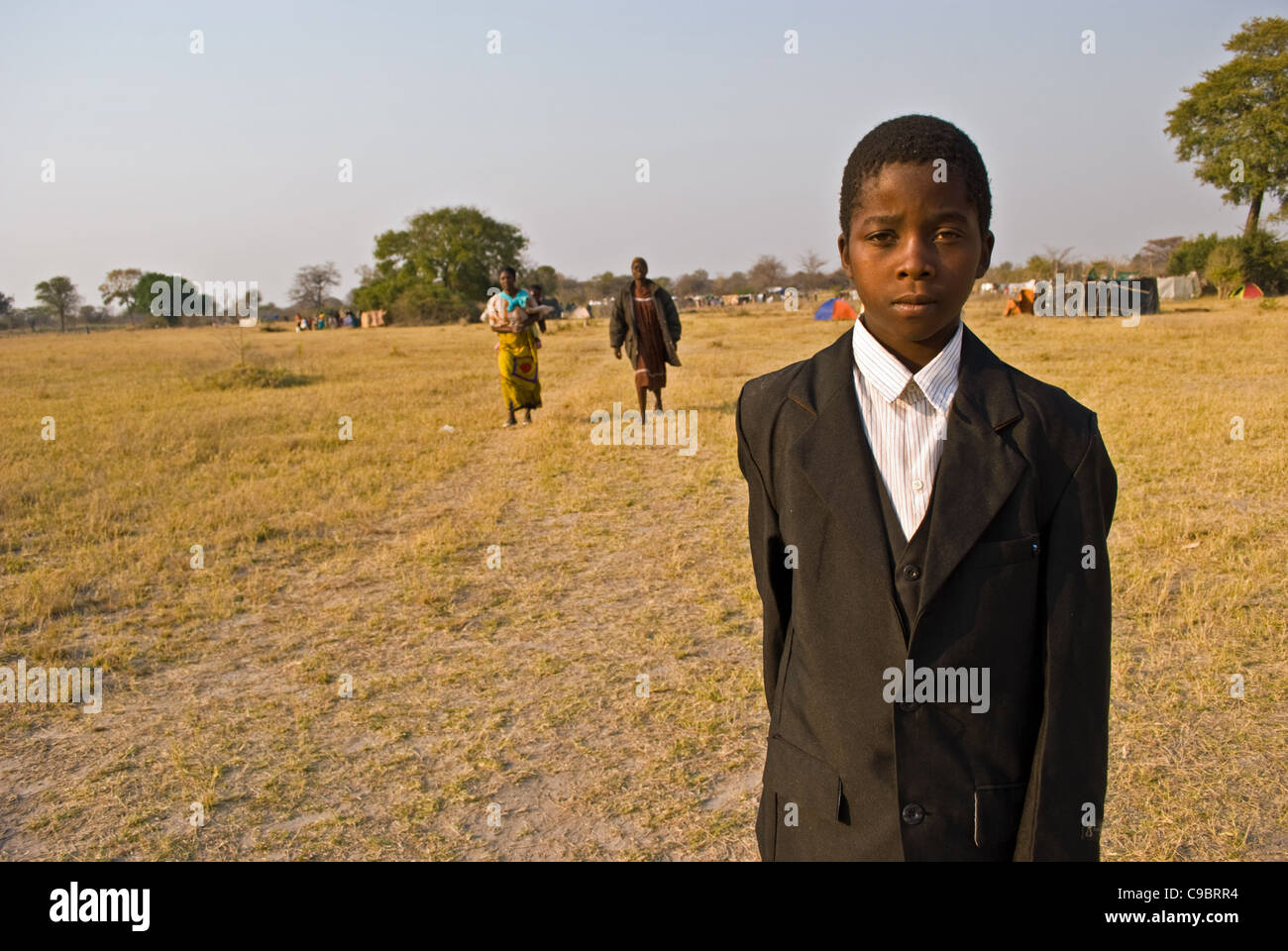 Un chico en la recopilación de los Adventistas del Séptimo Día, cerca de Kongola en el este de Caprivi, Namibia. Foto de stock