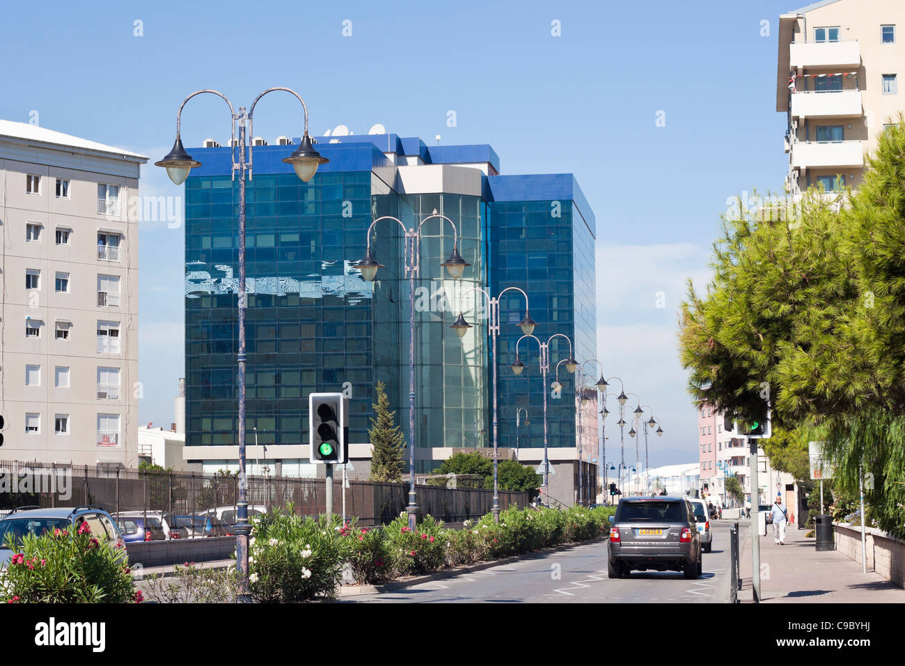 Modernos edificios y carreteras, escena urbana en Gibraltar. Foto de stock