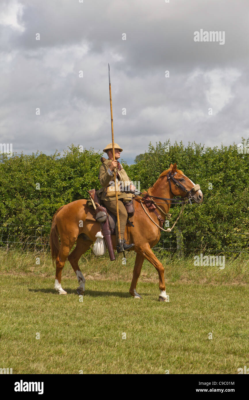 Ejército Británico Lancer c. 1914 montado Cavalryman - uniforme caqui,  bolsa blanca de avena, Lee fusil Enfield Fotografía de stock - Alamy